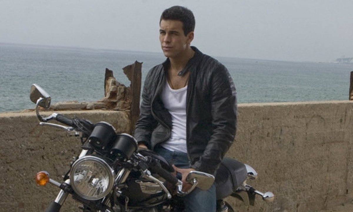 Марио Касас на мотоцикле