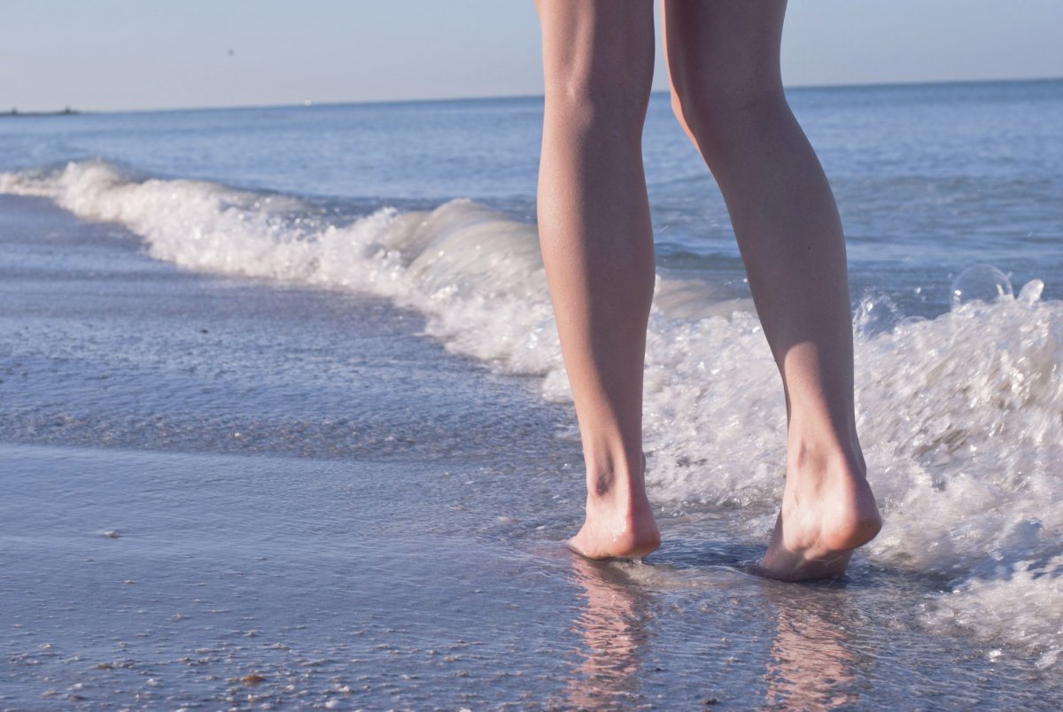 Красивые ноги на море