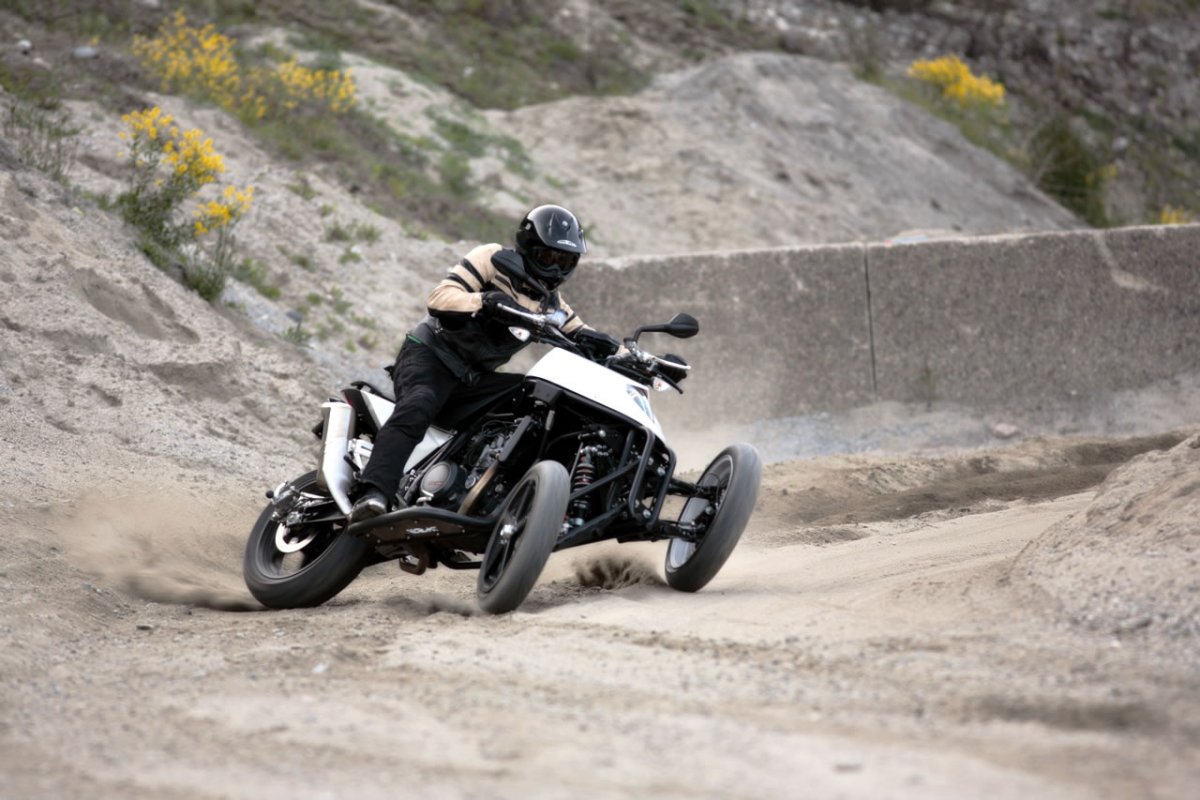 Ямаха с 2 колесами спереди