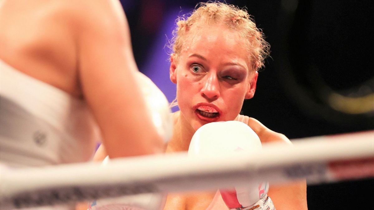 Эррол Спенс с поясами WBC IBF