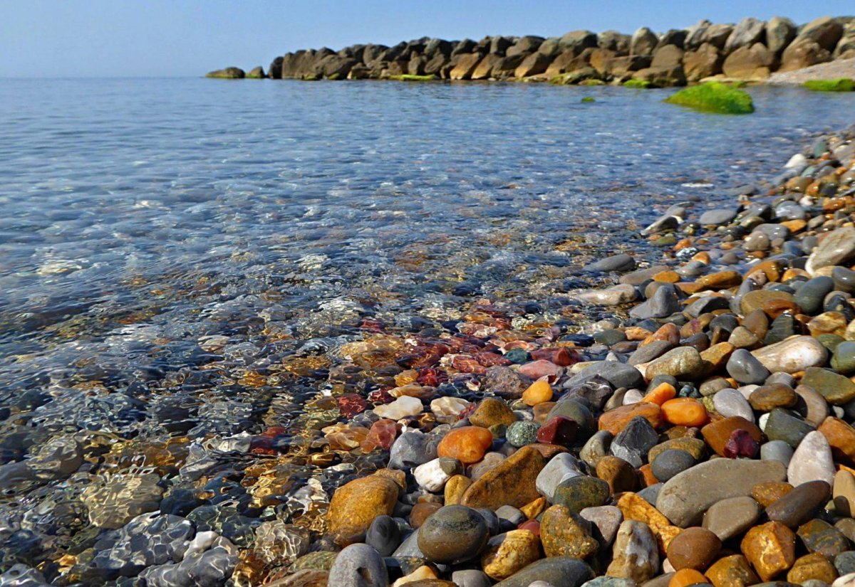 Каменистый берег черного моря