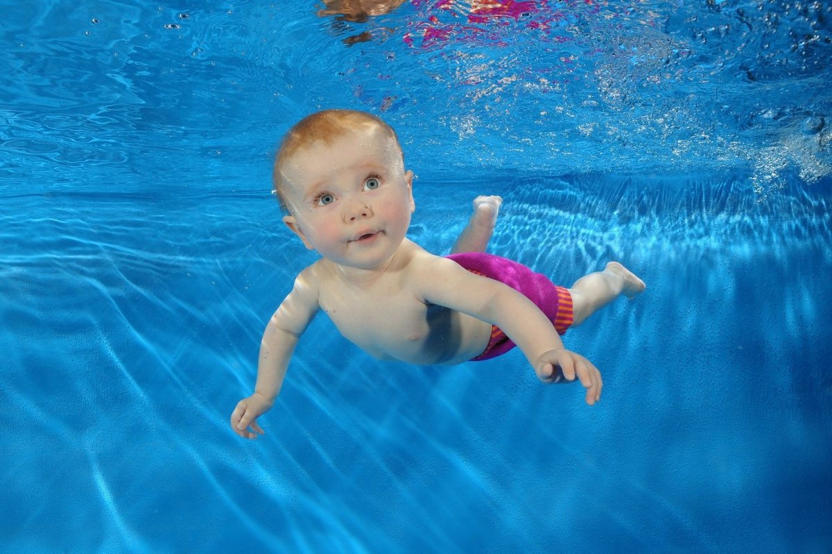 Занятие плаванием в бассейне для детей нудисток