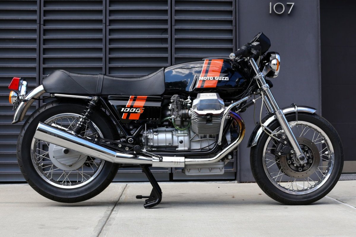 Moto Guzzi v7 Carbon