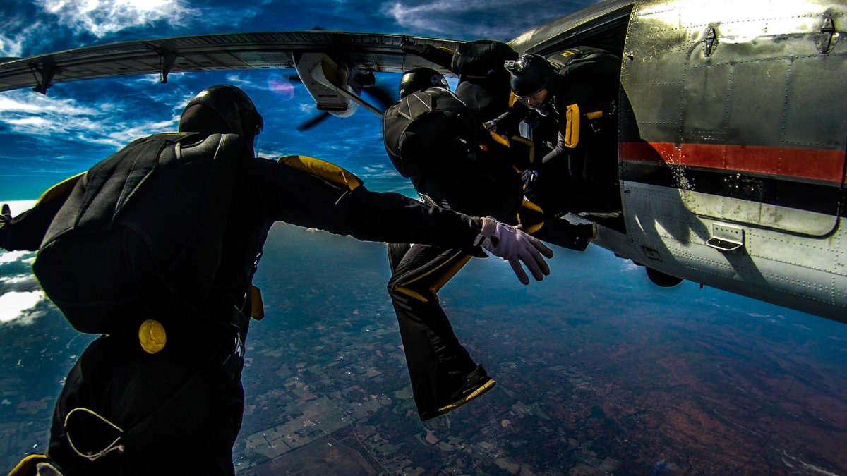 Фото парашютистов в небе для заставки