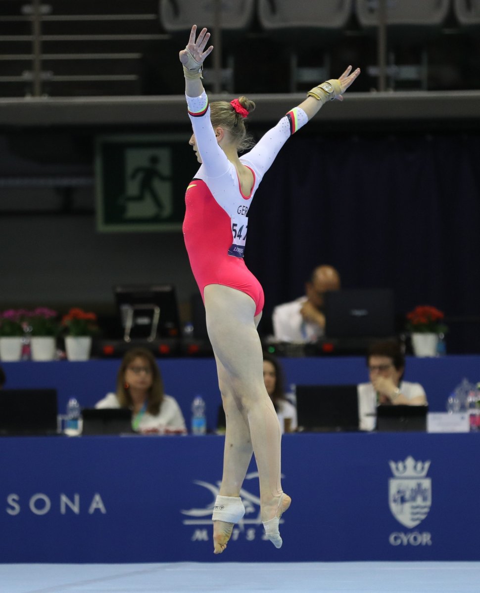 Камелтое у девочек гимнасток