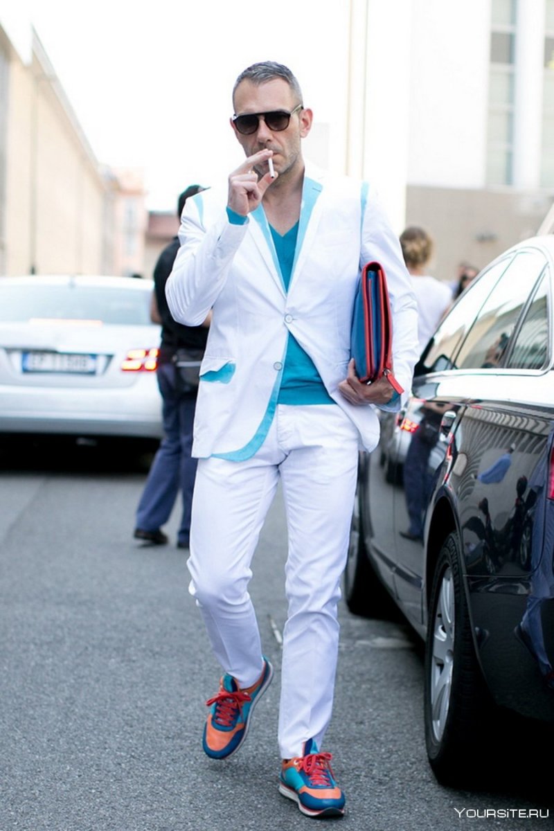 Белые кроссовки с костюмом
