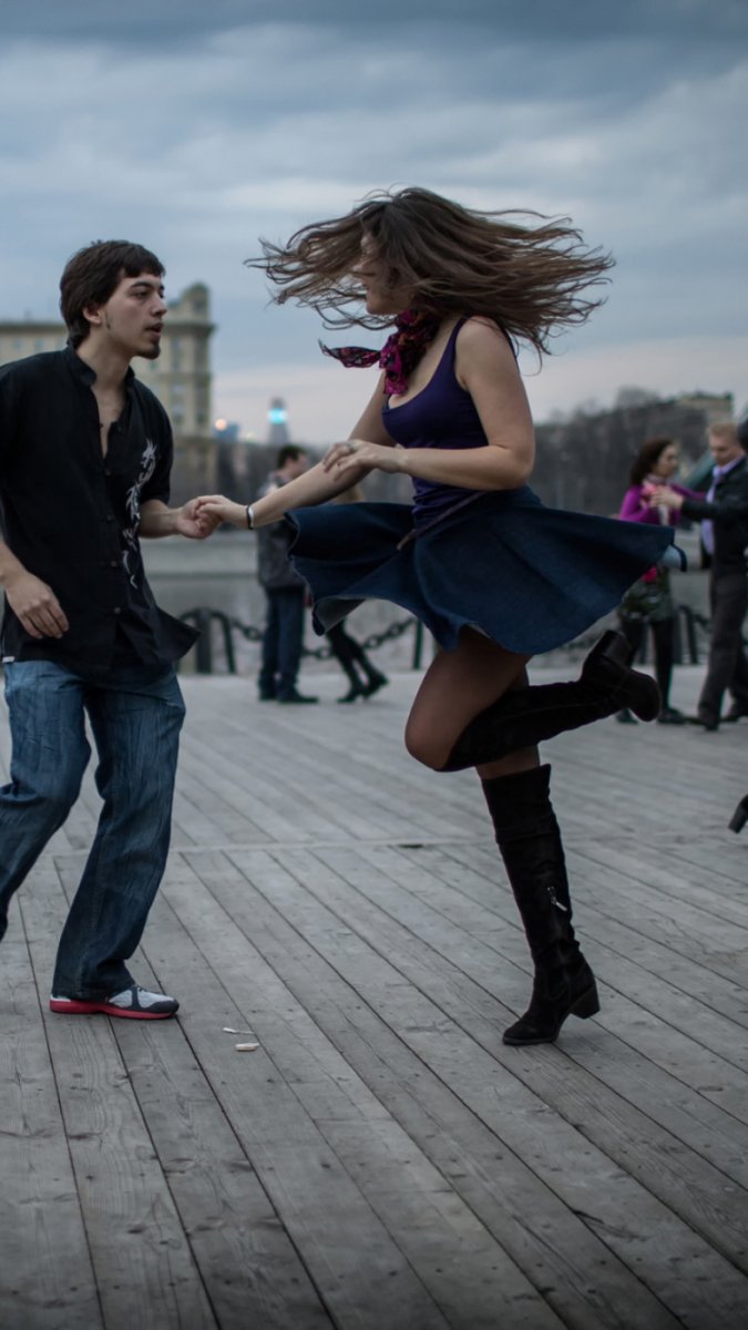 Пара танцует на улице