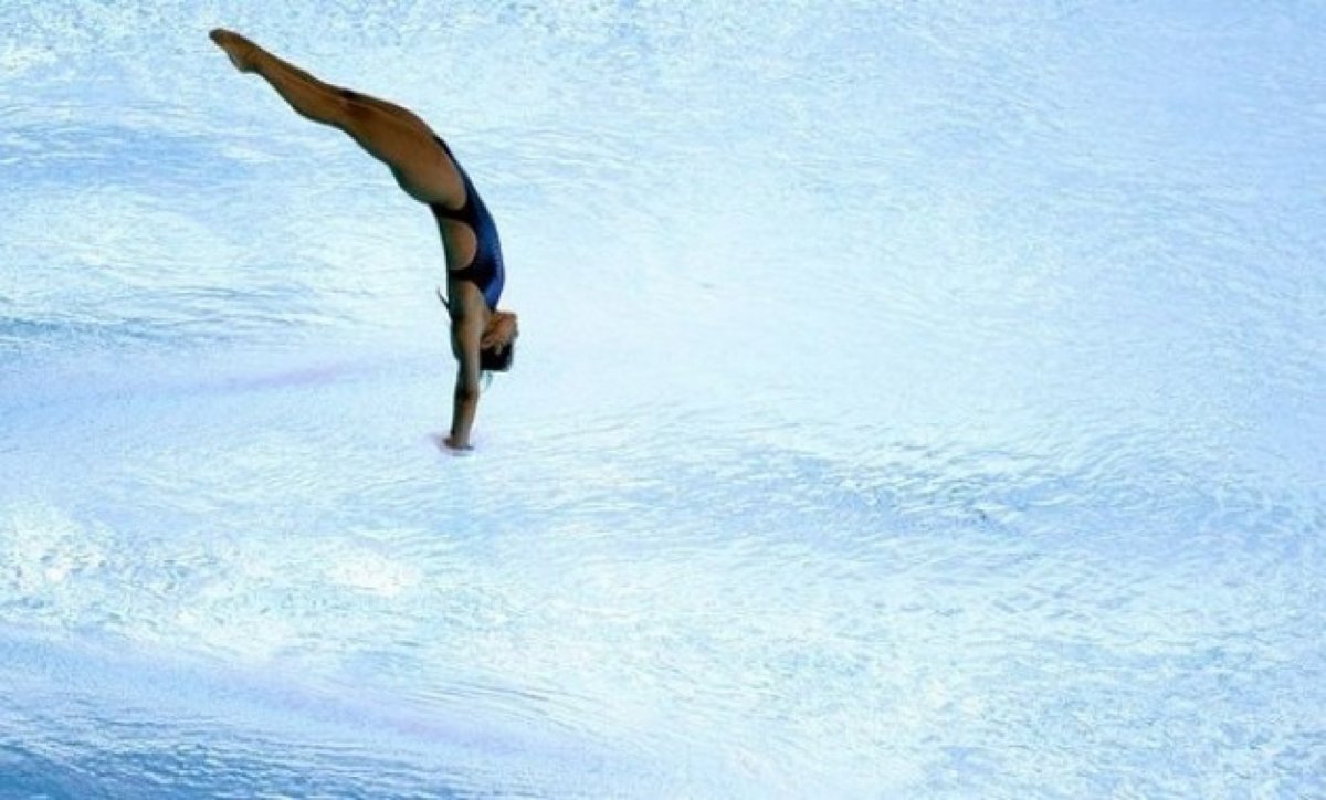 Спортсмен массой 80 кг прыгнул в бассейн с высоты 5 м
