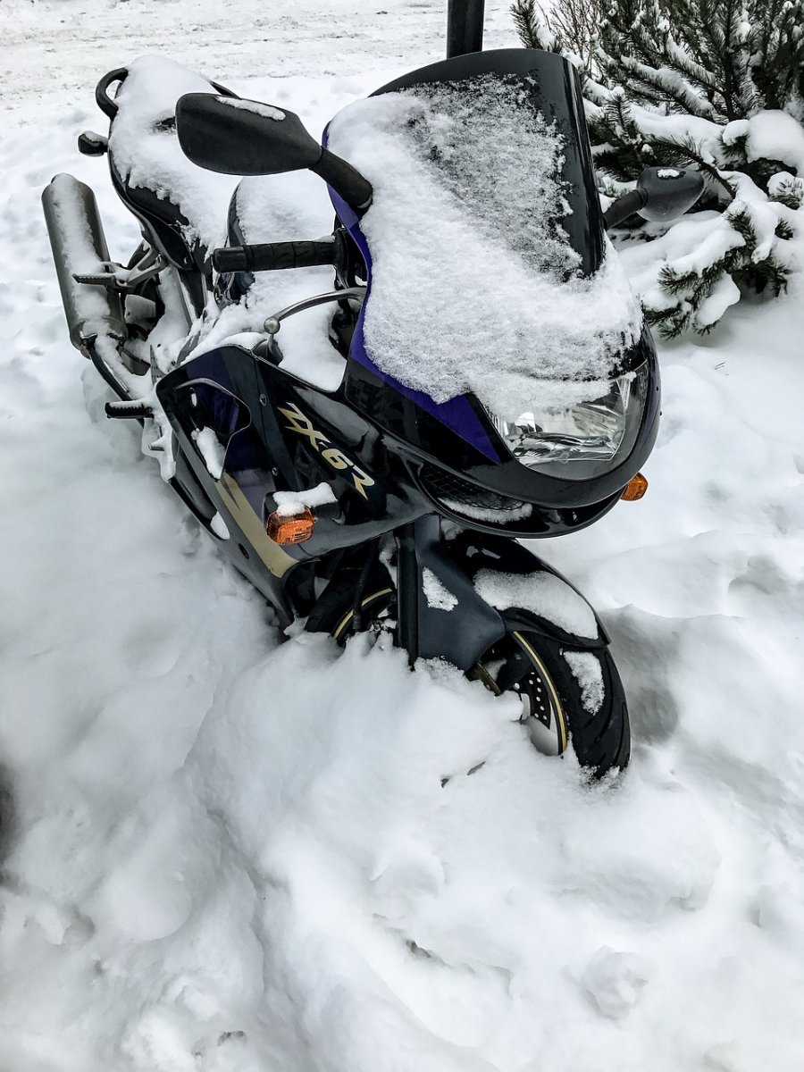 Мотоцикл под снегом