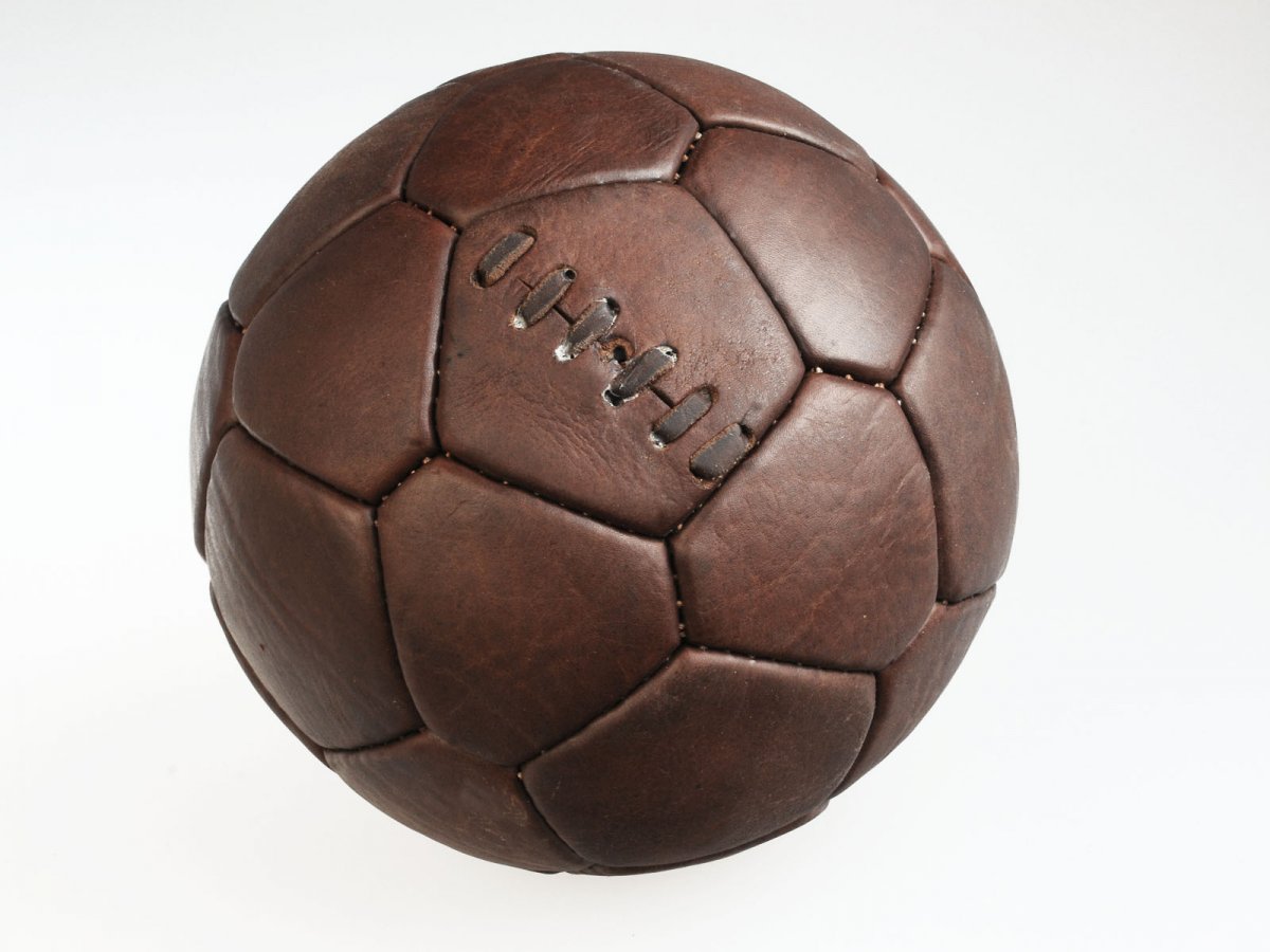 Первый футбольный мяч