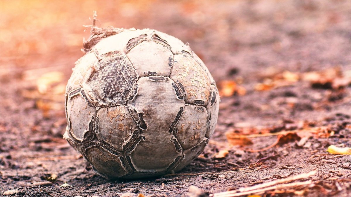Самый старый футбольный мяч