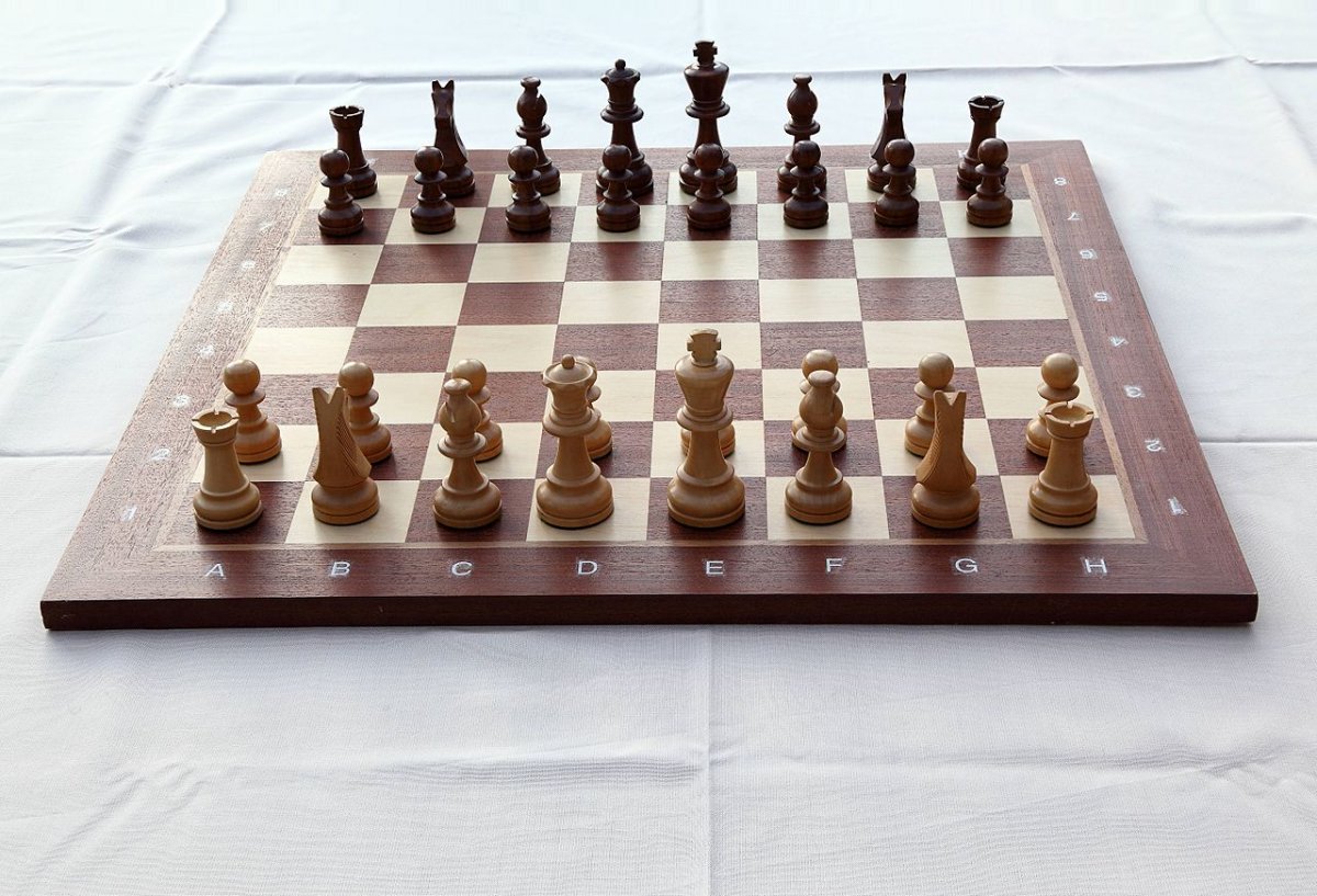 Шахматная доска с фигурами фон