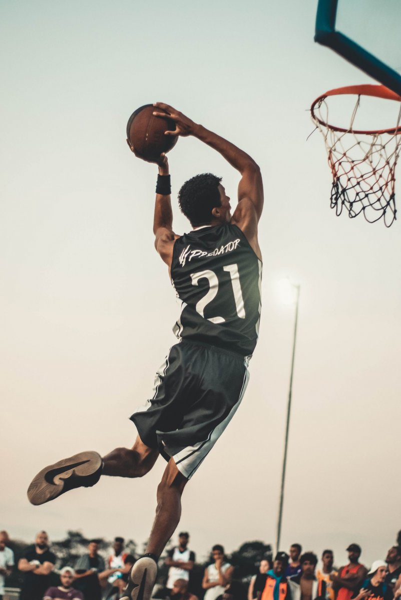 Баскетболист прыгает
