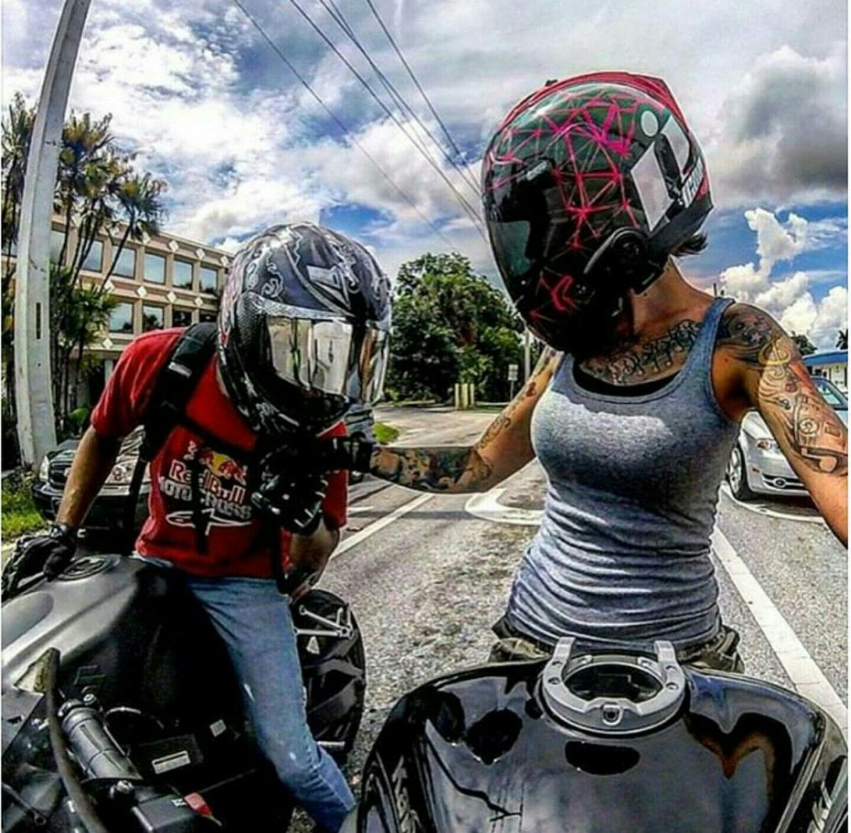 Селфи мотоциклиста в шлеме