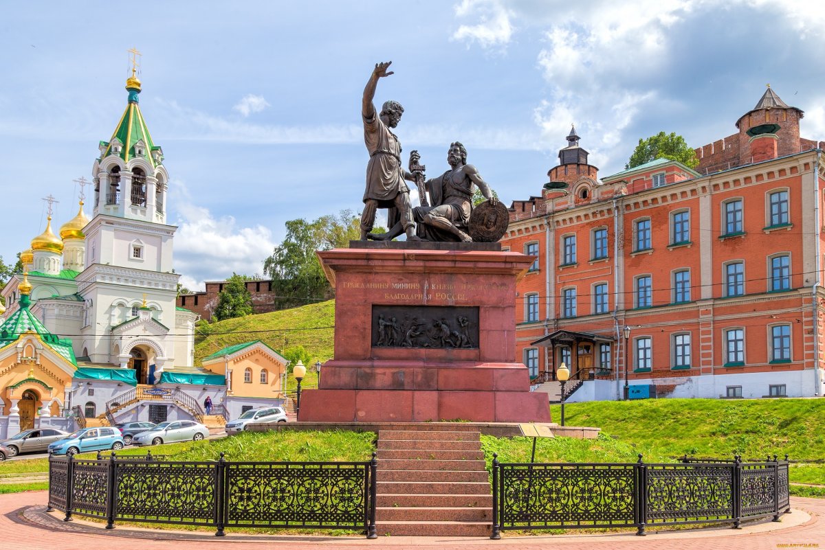 Памятник на площади Минина и Пожарского в Нижнем Новгороде