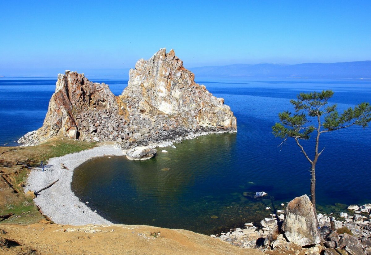 Остров на байкале с шаман скалой