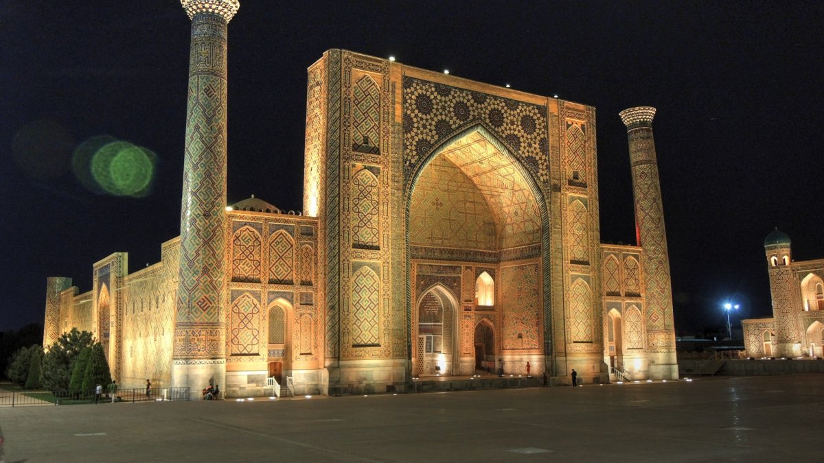 Площадь Регистан в Самарканде ночью