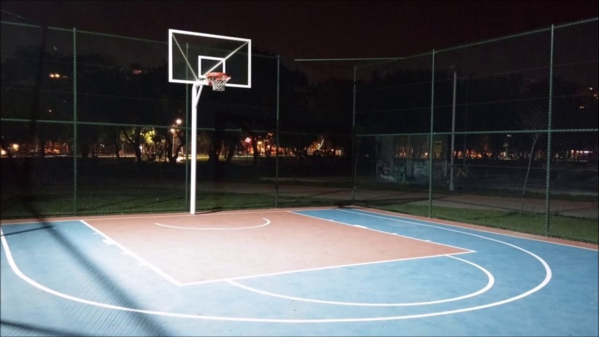 Баскетбольная площадка ночью