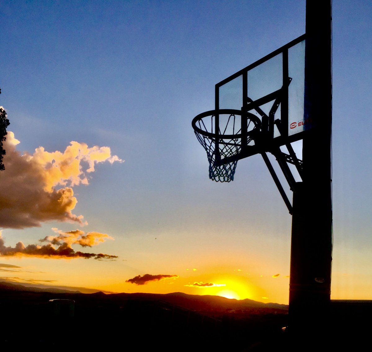 Баскетбольная площадка в горах