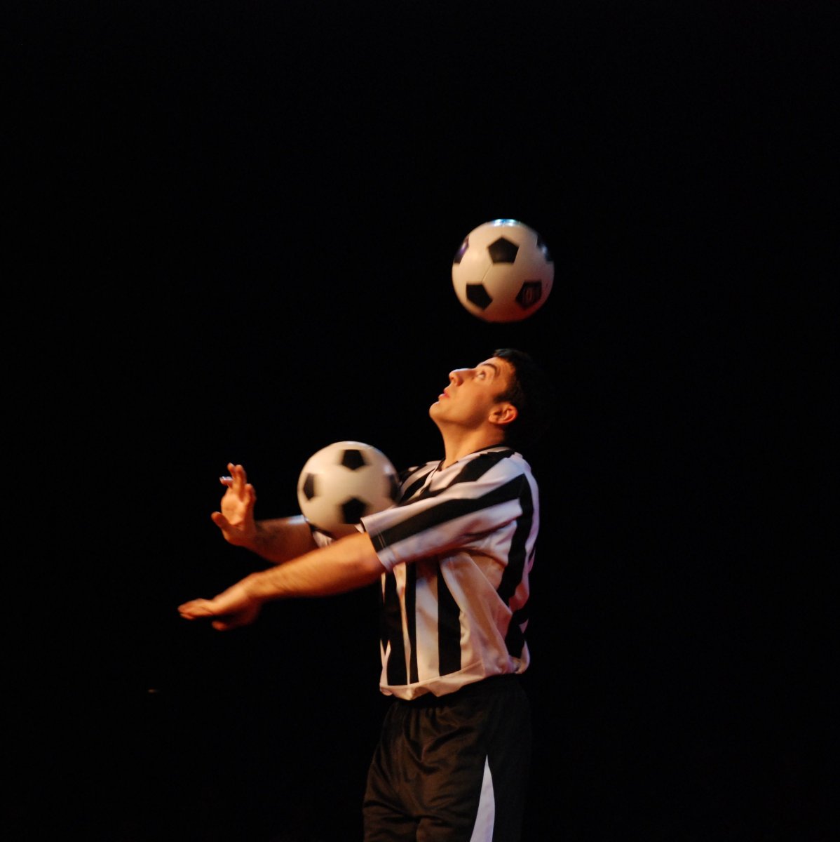 Набросить под жонглирование футбол