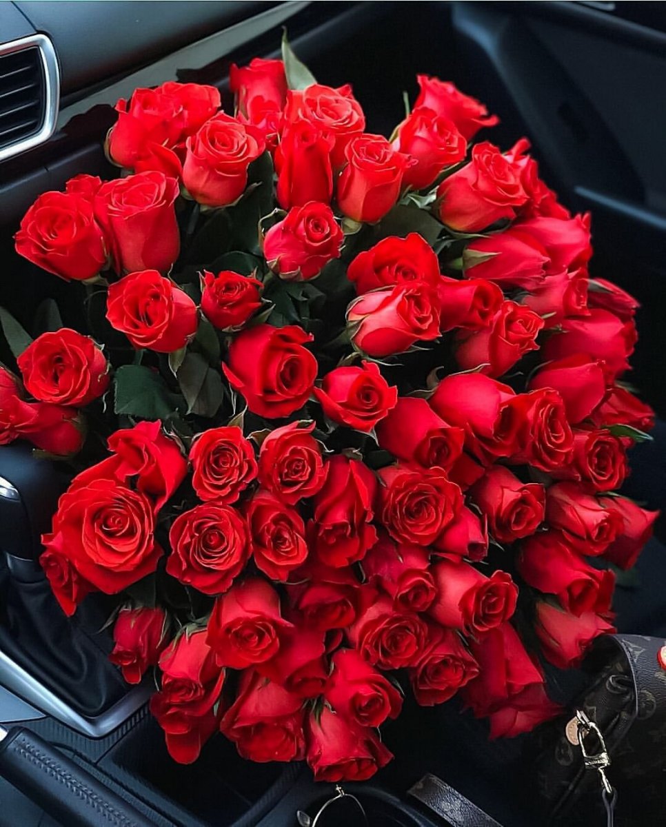 Букет цветов в авто