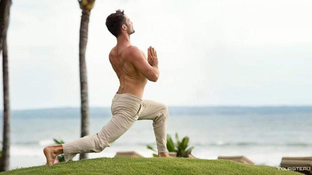 Йога на пляже мужчина