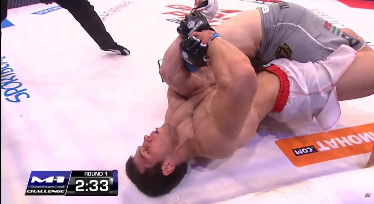 Удушающий приём треугольник руками