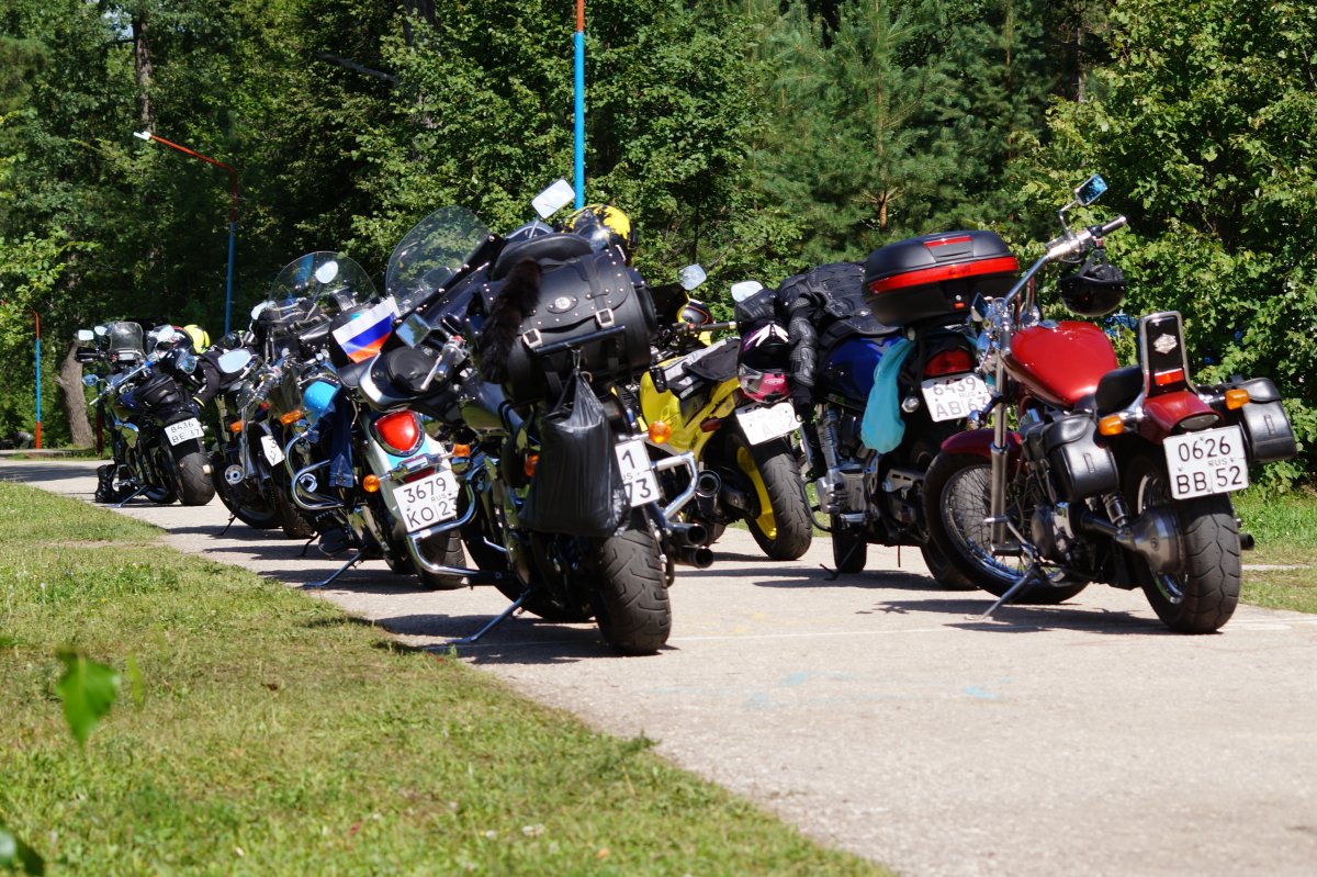 Колонна мотоциклистов на трассе