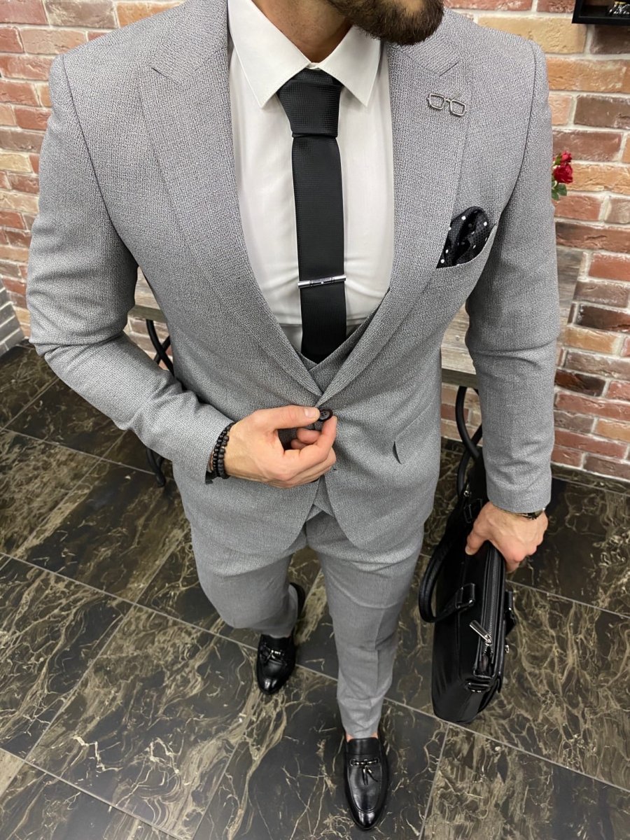 Черный костюм серая жилетка