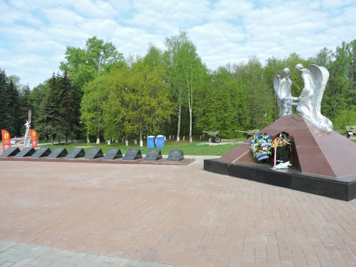 Памятник самолету миг в Луховицах