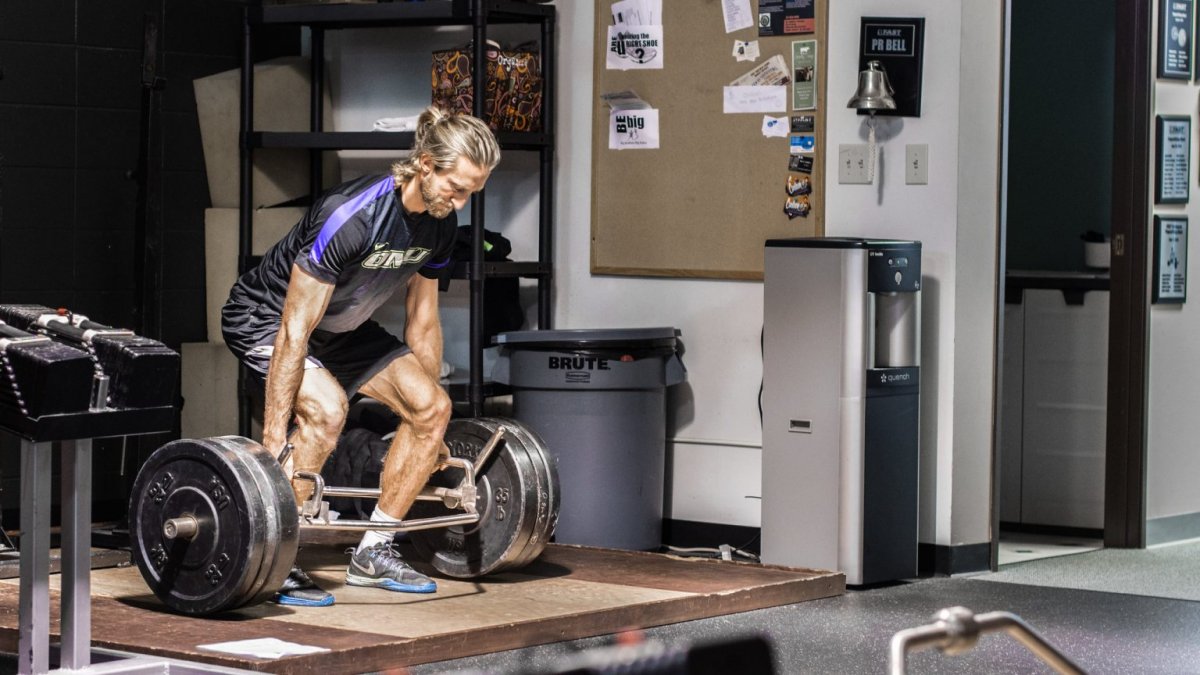 Девушка со штангой