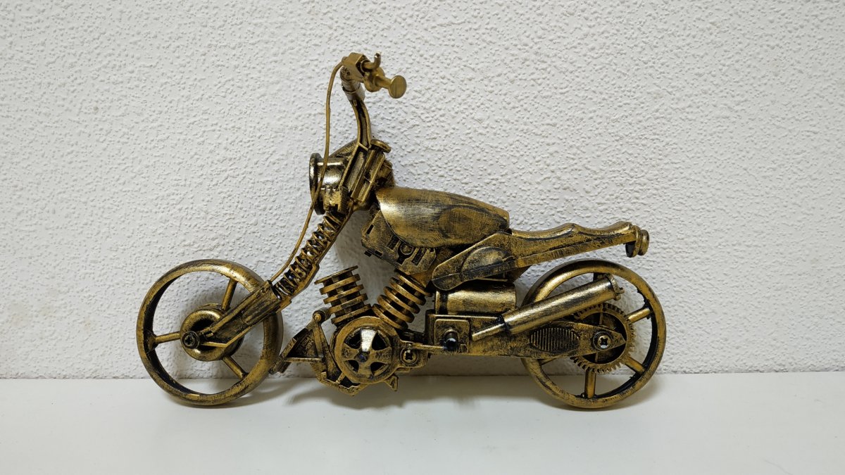 Золотой мотоцикл на белом фоне