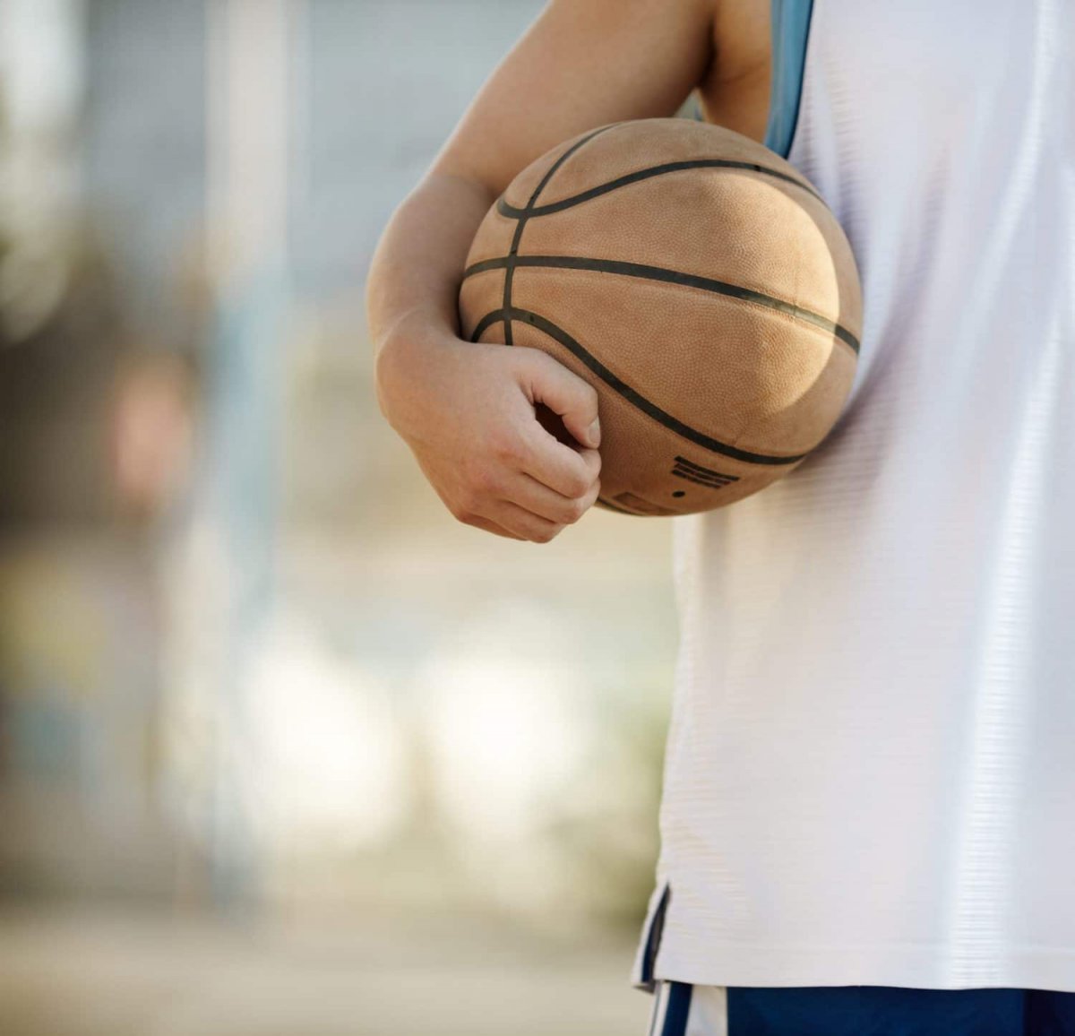 Баскетбольный мяч в детских руках
