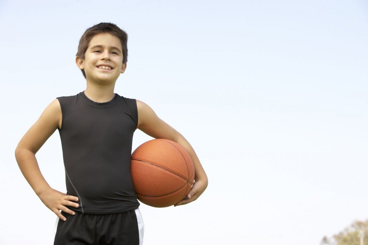Мальчик на баскетбольном мяче эстафета