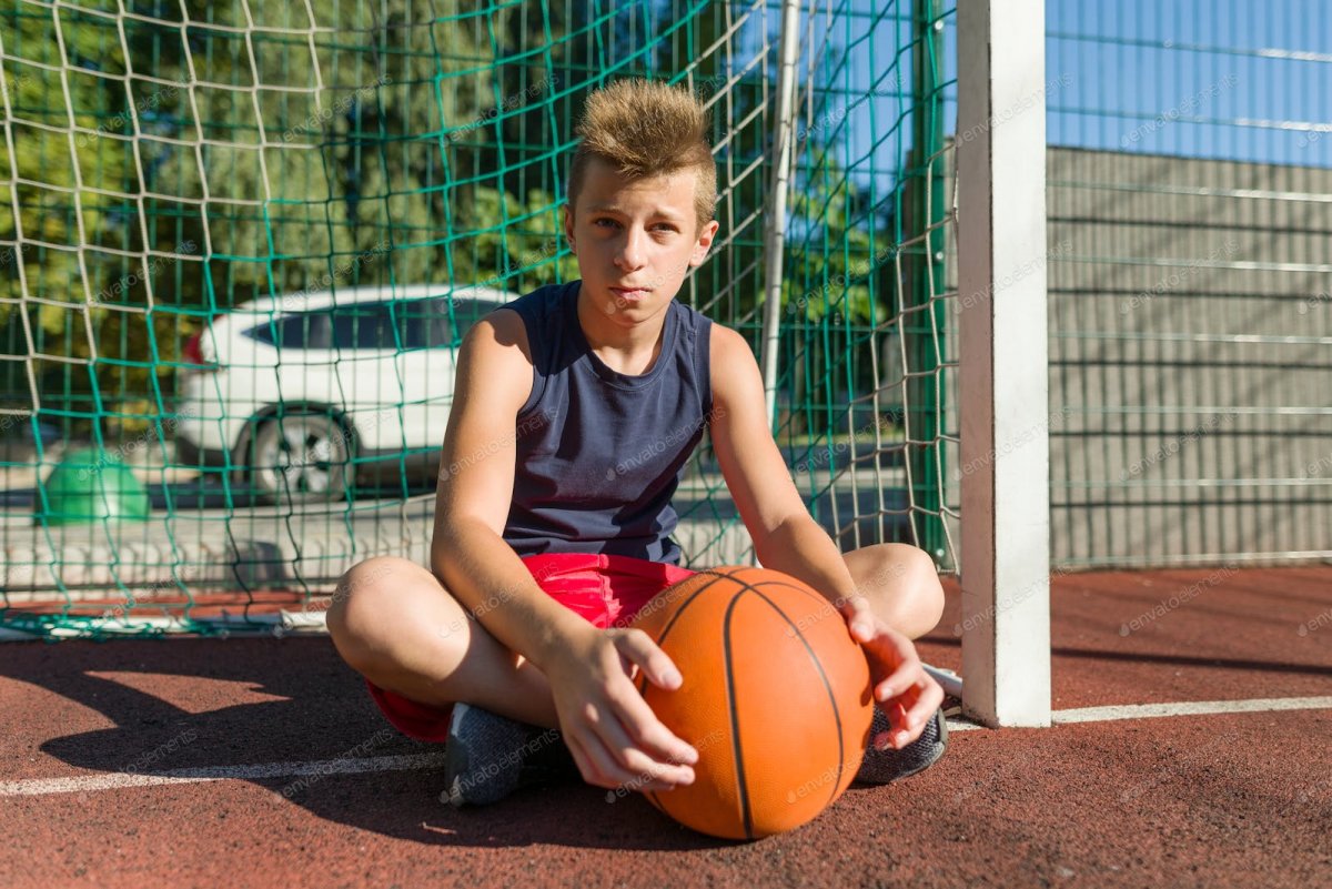 Подросток баскетболист на улице