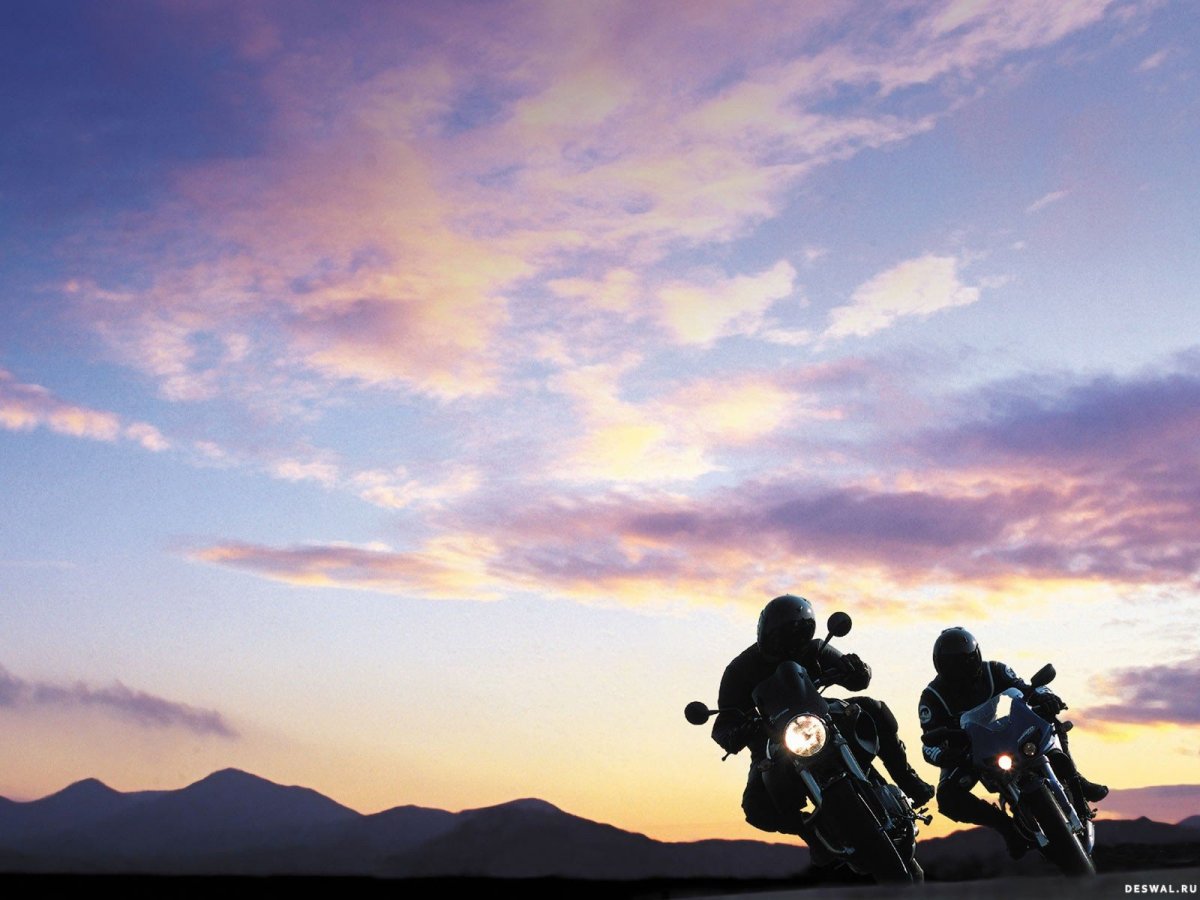 Мотоцикл на фоне неба