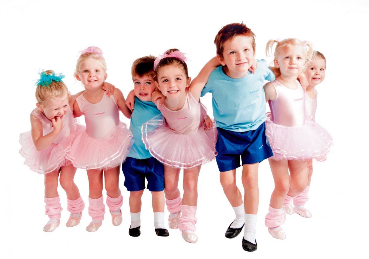 Дети танцуют в детском саду