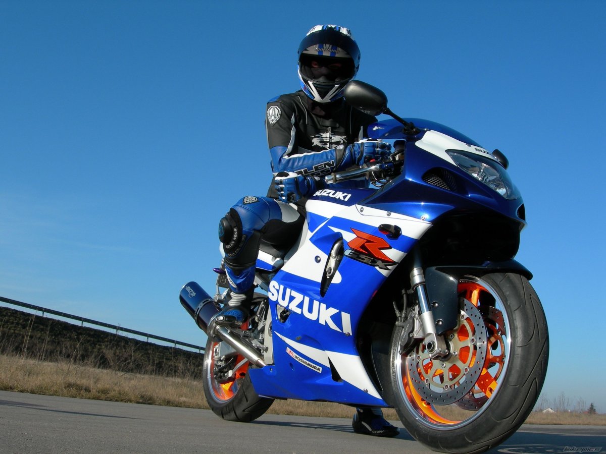 Сузуки джиксер с мотоциклистом