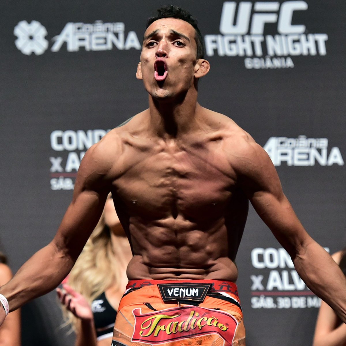 Charles Oliveira face off