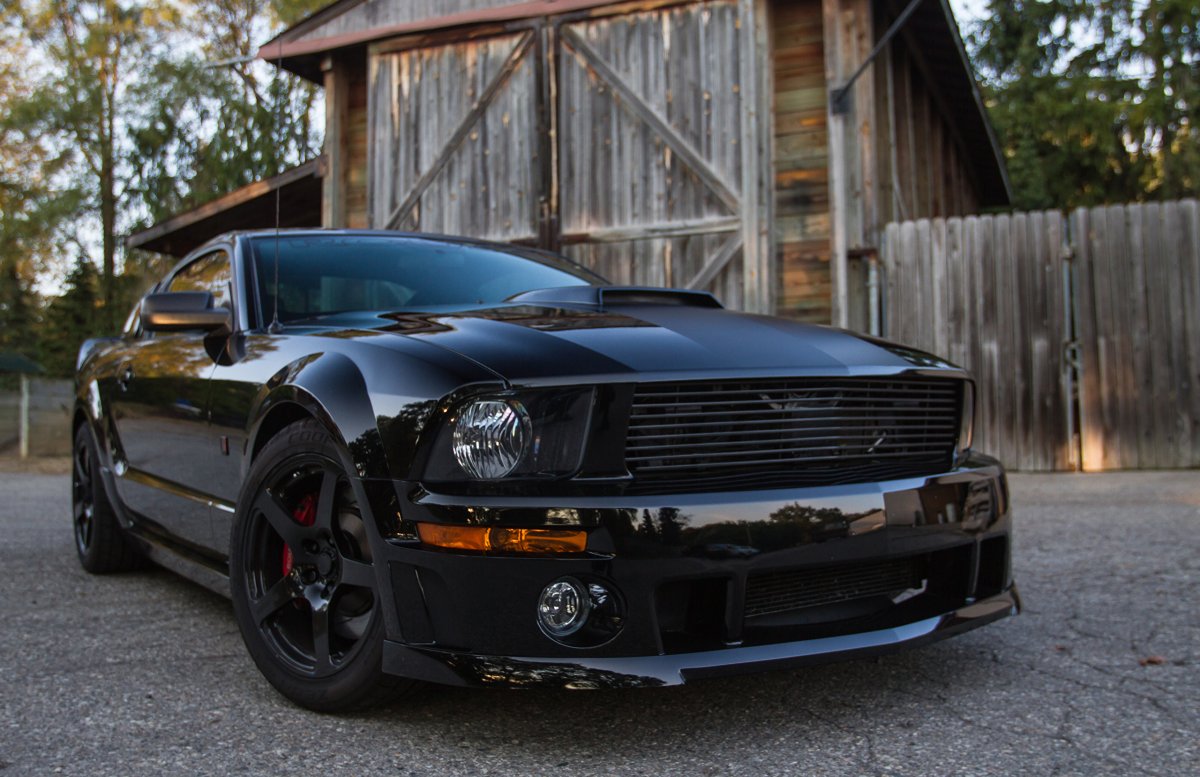 Black oboi Ford Mustang
