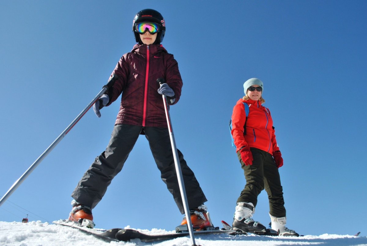 Семья в горах на лыжах