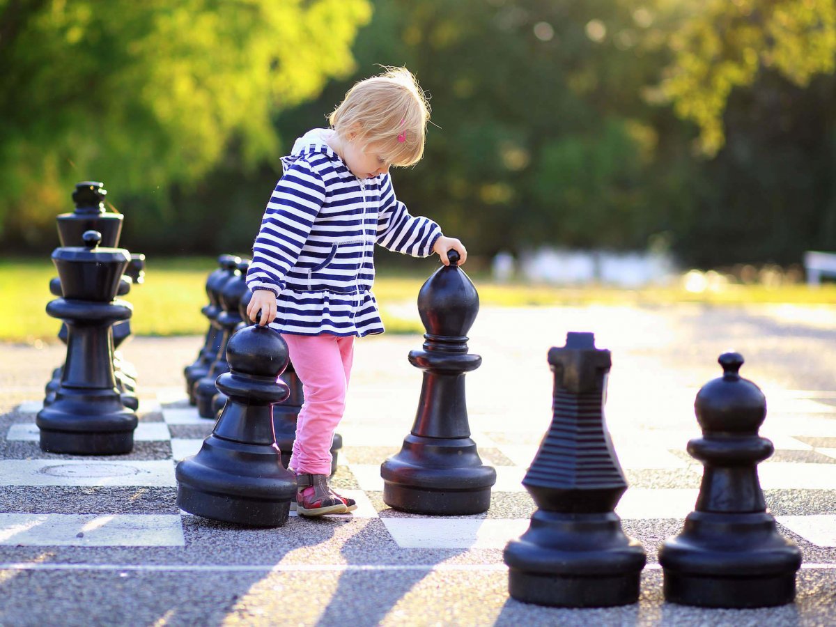 Гигантские шахматы дети