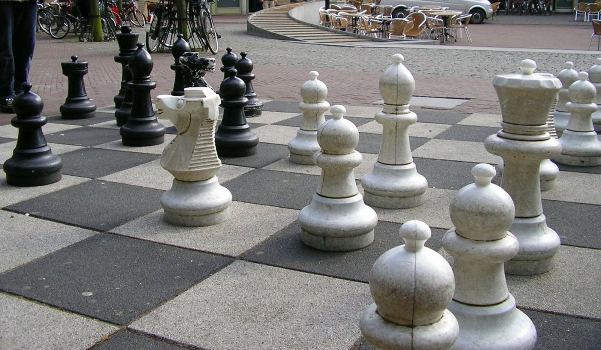 Шахматная доска на асфальте