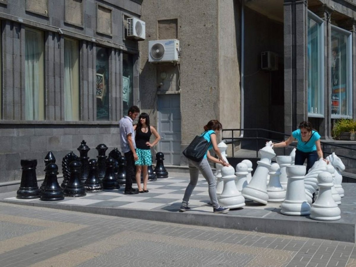 Шахматы Армения статуи