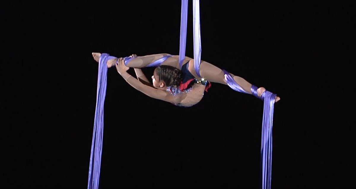 Диля Абдуллаева воздушная гимнастка