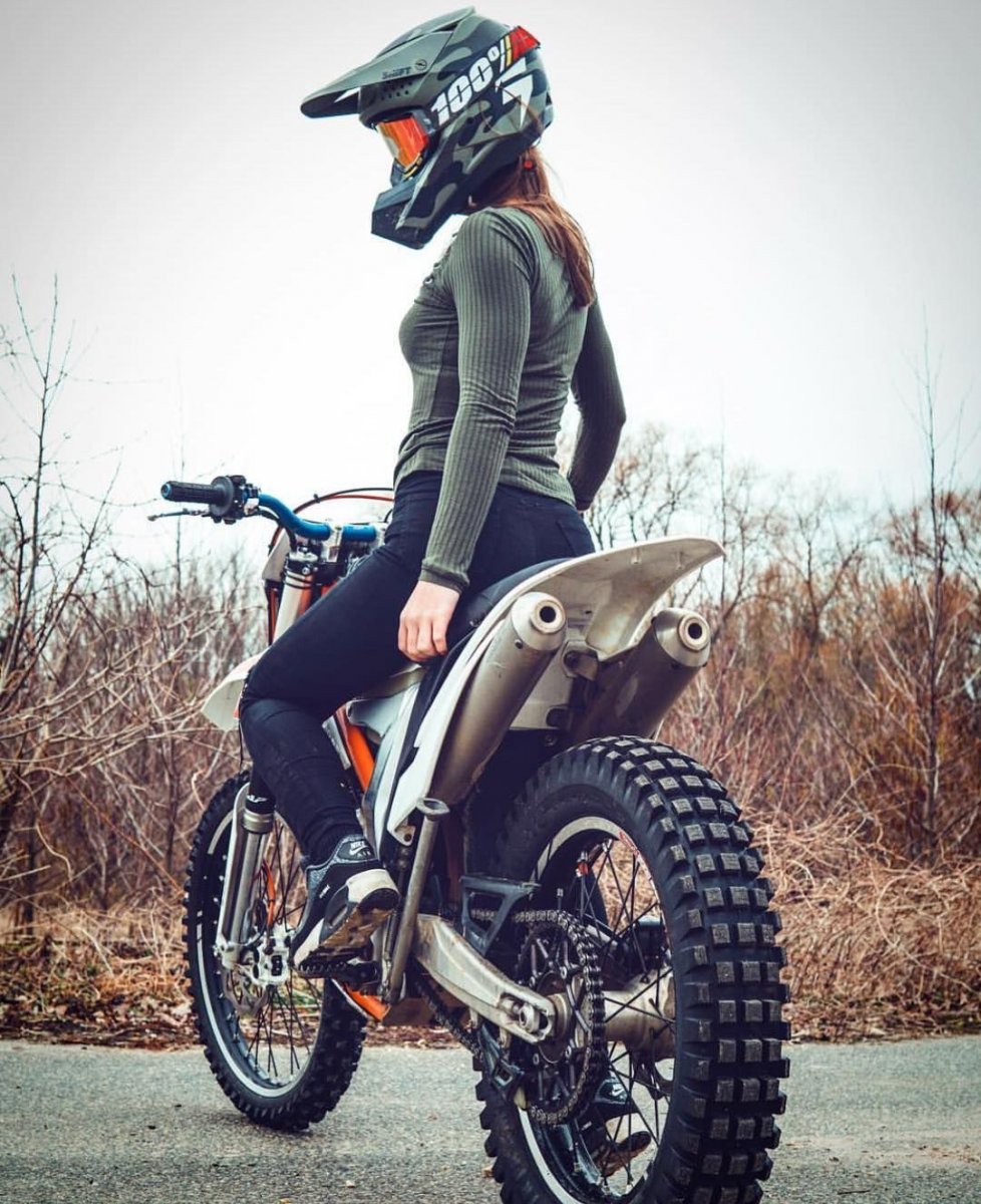 Девушка на кроссовом мотоцикле