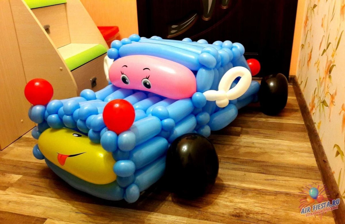 Машина из надувных шаров