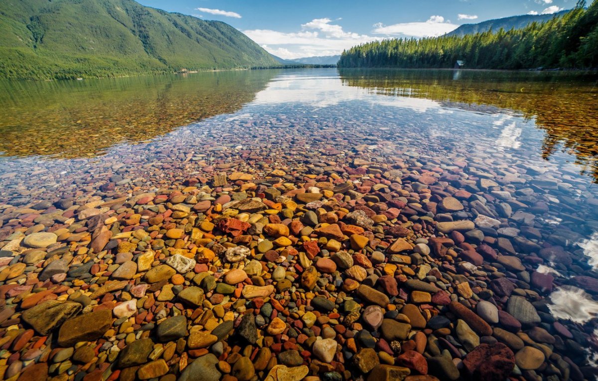 Цветные камни штат Монтана озеро