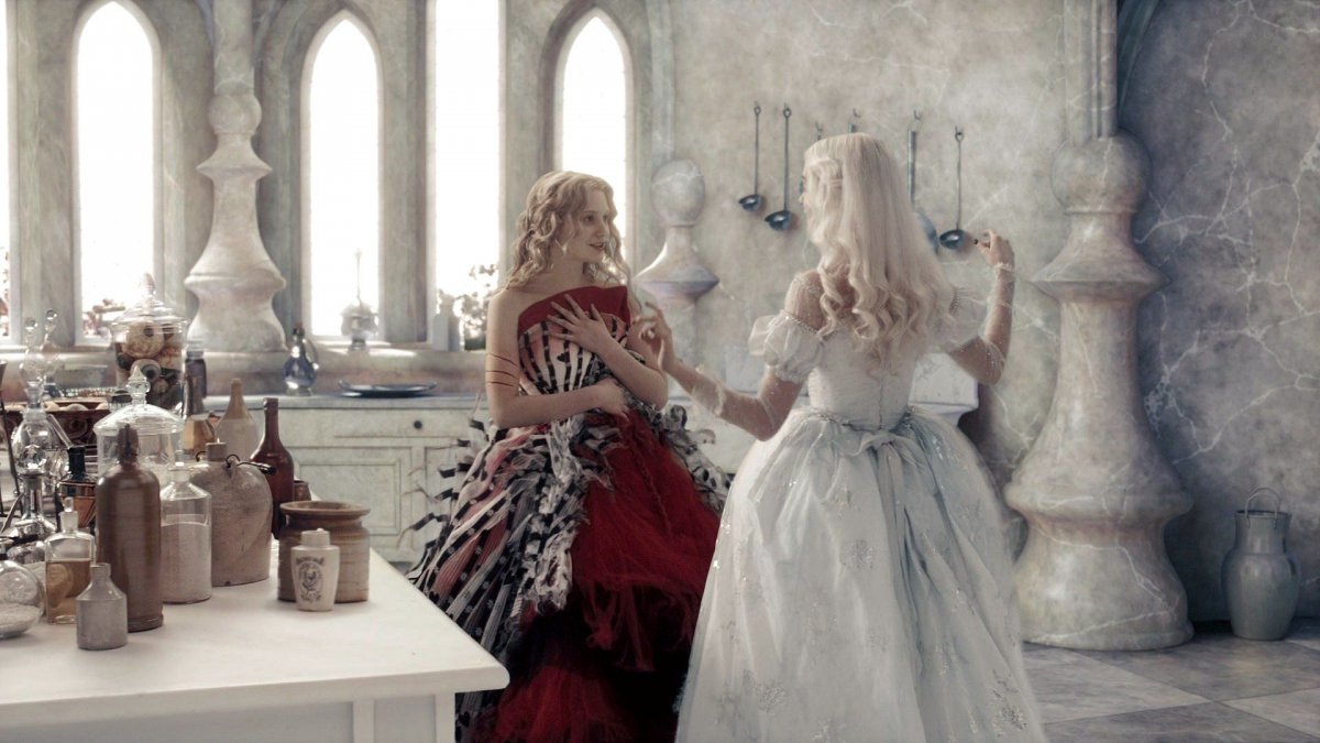 Белая и красная Королева Алиса в стране чудес