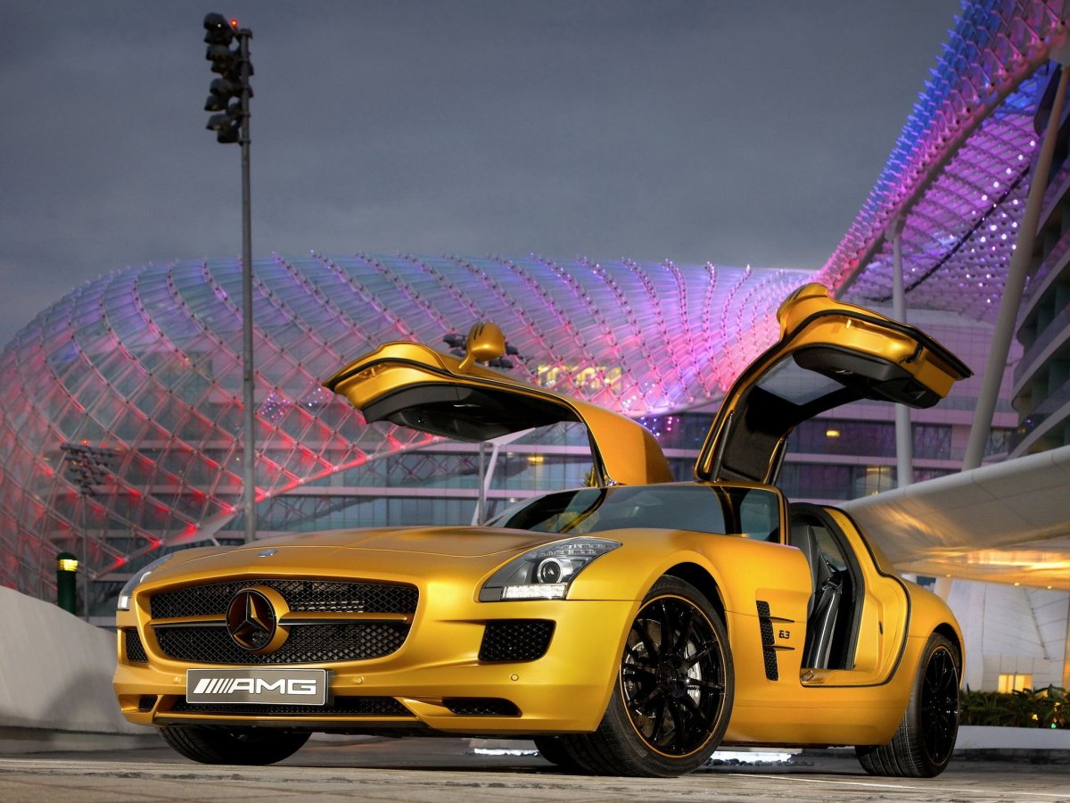 Мерседес SLS AMG желтый